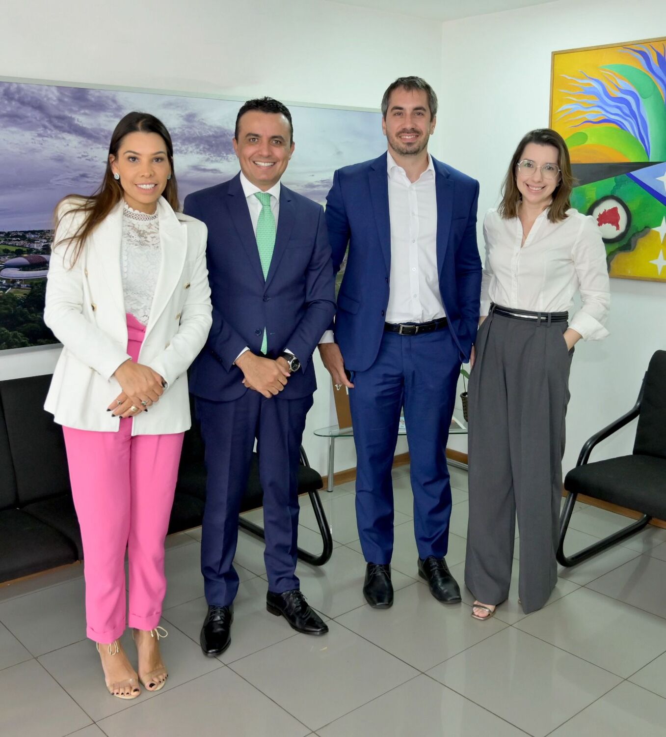 Rejane Monteiro, diretora de Inovação e Relações Institucionais da AGEMS, João Paulo Lacerda, presidente do IDAMS, Flávio Garcia Cabral, associado efetivo da IDAMS e a procuradora Priscilla de Siqueira firmaram a parceria entre as duas entidades
