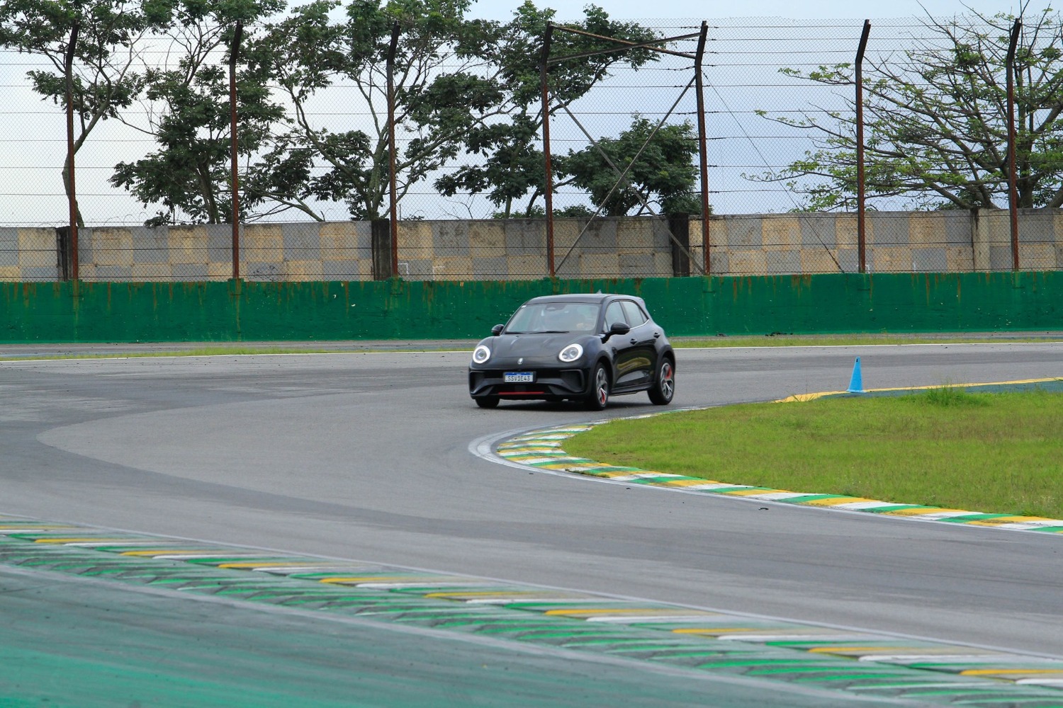 Os convidados postaram o carro na mítica pista de Interlagos