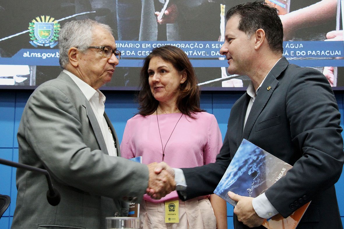 Durante o evento, foi lançado um livro sobre as águas subterrâneas