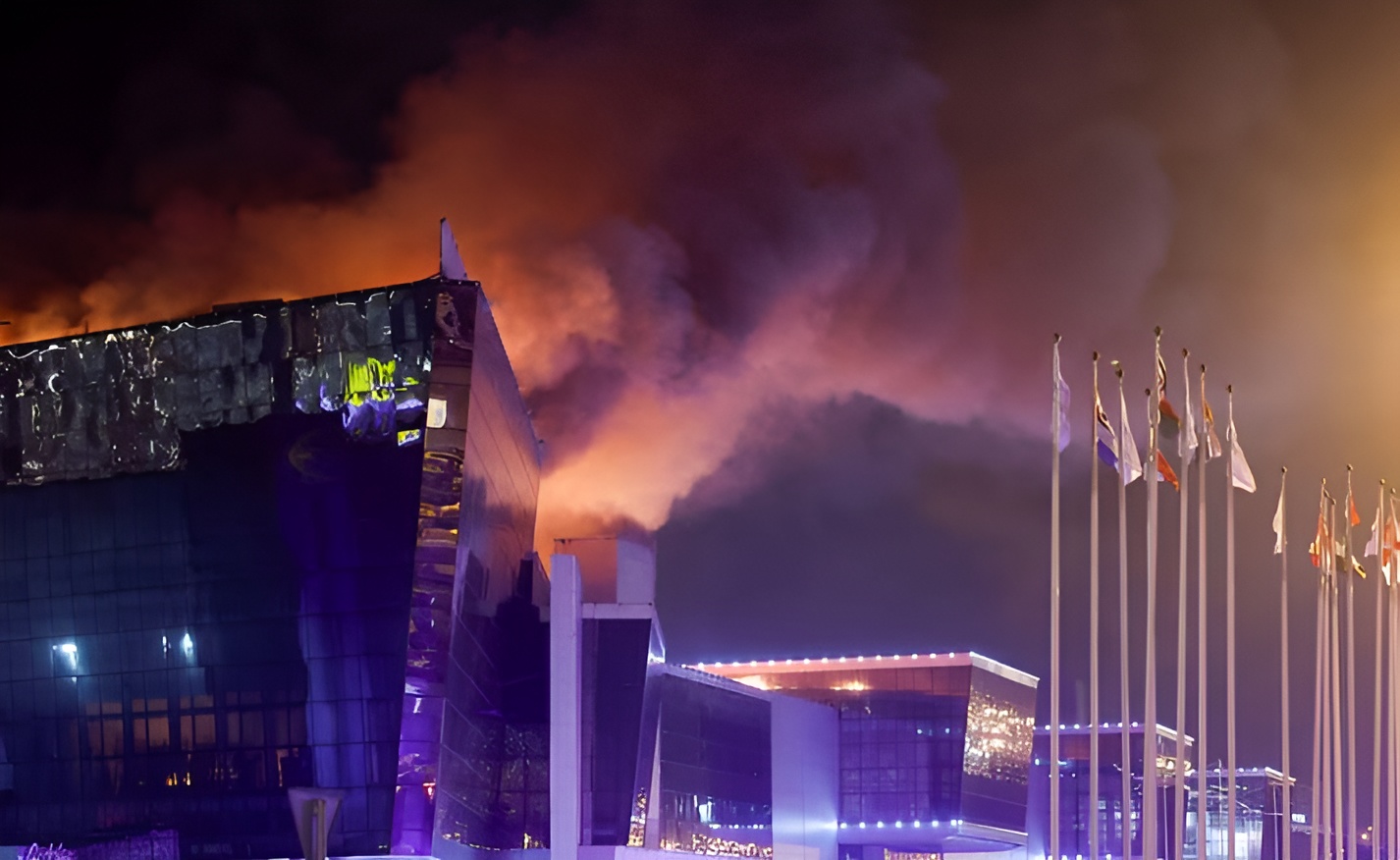Imagem retirada das redes sociais mostra incêndio em casa de show localizada em Moscou, Rússia, nesta sexta-feira, 22