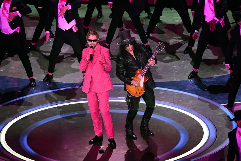 Ryan Gosling (à esquerda) e o músico britânico-americano Slash se apresentam 'I'm Just Ken' do filme 'Barbie' no palco durante a 96ª edição do Oscar 