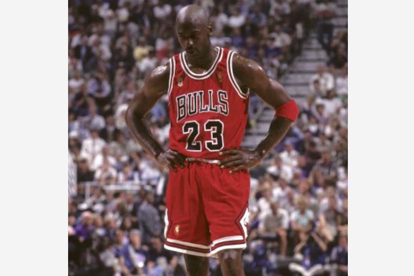 Michael Jordan lidera a lista, com maior parte da fortuna oriunda do acordo comercial com a Nike, fora das quadras