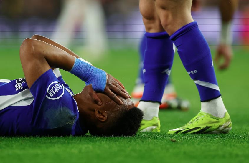 Wendell fica no chão após sofrer falta em duelo com o Arsenal pelas oitavas da Champions
