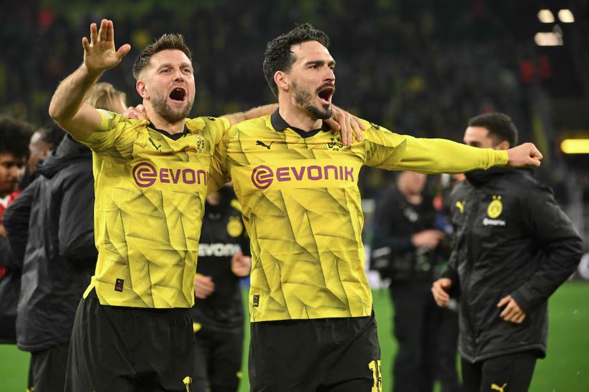 Mats Hummels e Niclas Fuellkrug comemoram classificação do Borussia Dortmund para a próxima fase