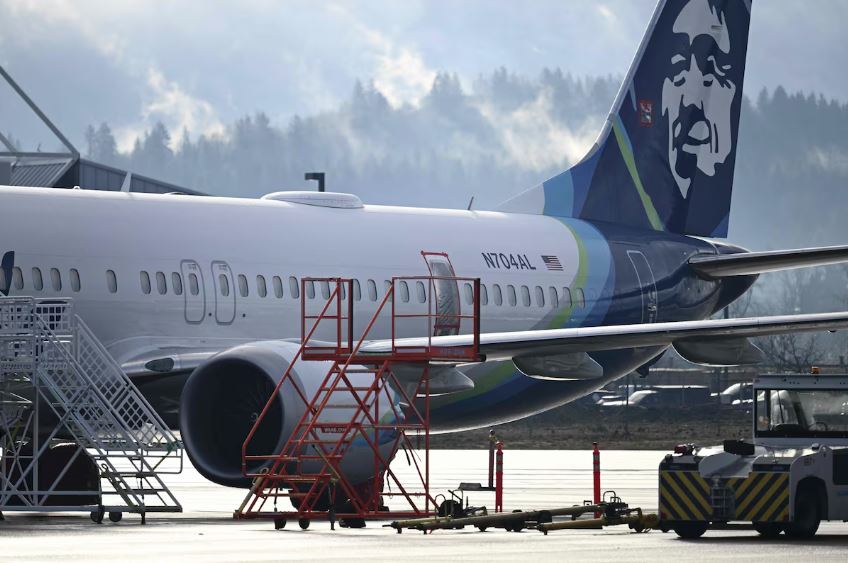 O Alaska Airlines N704AL, um 737 Max 9, que fez um pouso de emergência no Aeroporto Internacional de Portland em 5 de janeiro, está estacionado em um hangar de manutenção em Portland, Oregon, em 23 de janeiro de 2024