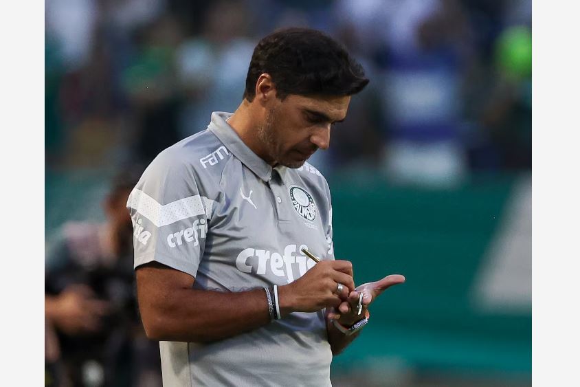 Abel Ferreira faz anotação durante a vitória do Palmeiras sobre o Botafogo-SP, em Barueri