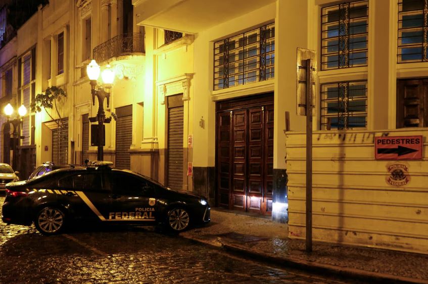 Robinho foi conduzido à sede da Polícia Federal de Santos, na noite desta quinta-feira