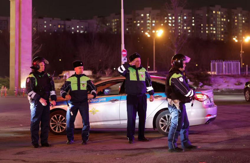 Policiais russos montam barreira de segurança próximo a casa de show incendiada em Moscou