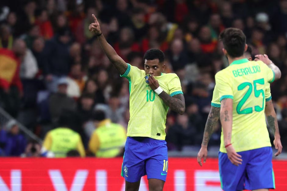 Rodrygo comemora gol do Brasil no Estádio Santiago Bernabéu, em Madri