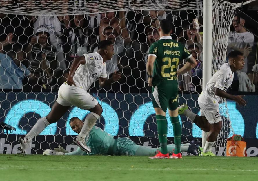 Otero comemora gol que deixa o Santos em vantagem na final do Paulistão