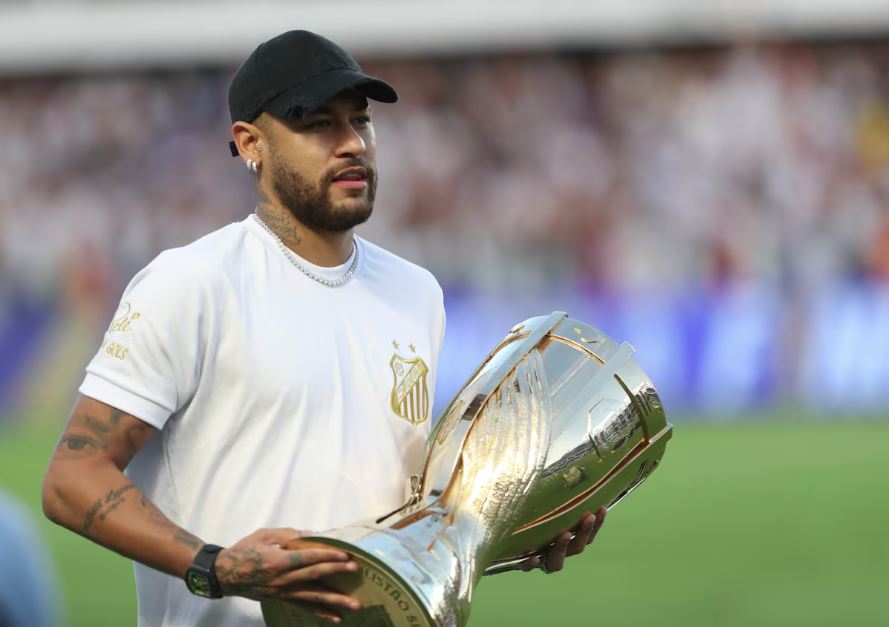 Neymar entrou em campo com a taça que será entregue ao campeão do Paulistão