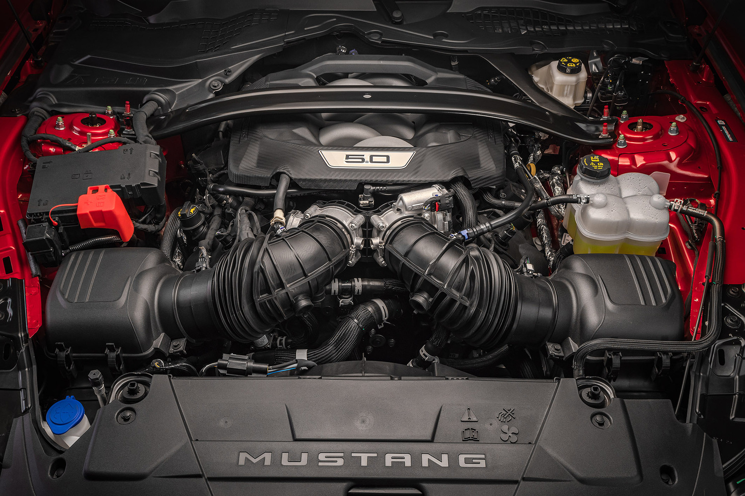Motor V8 Coyote de 5.0 litros com 488 cv e 564 Nm de torque, o mais potente da história do Mustang GT.