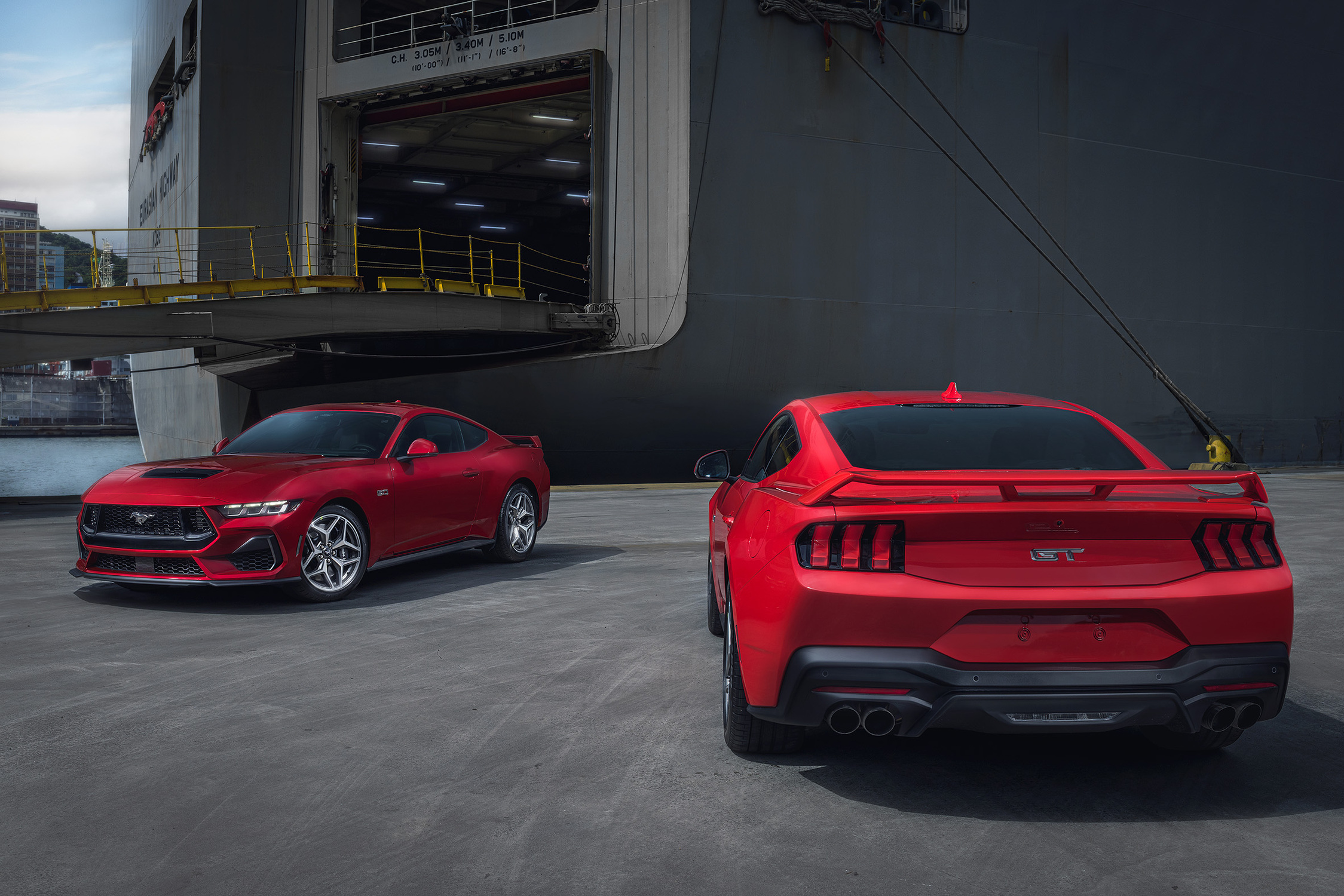 A cor vibrante Vermelho Zadar é outro destaque do lançamento, que coincide com a comemoração de 60 anos do Mustang