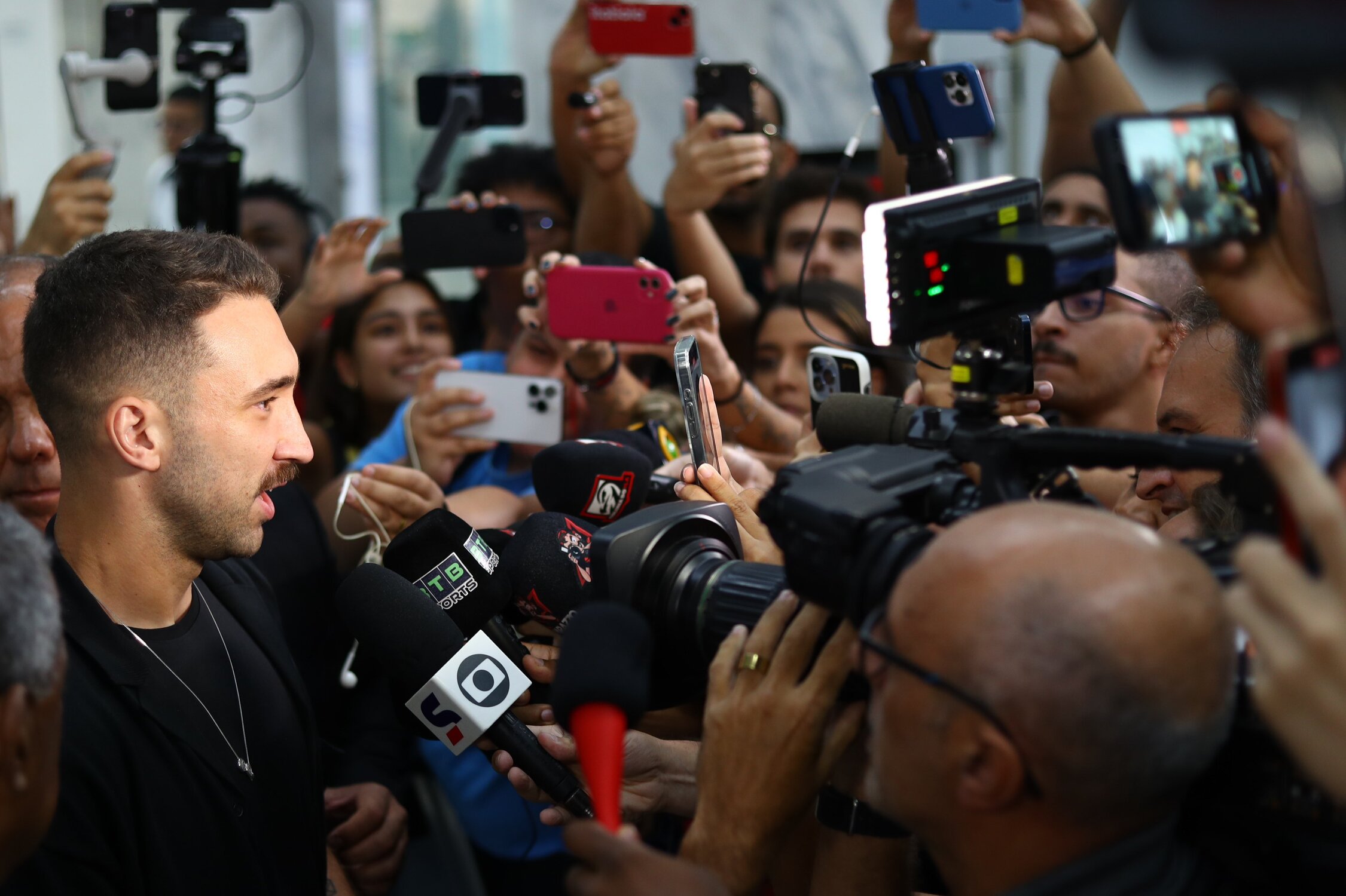 Leo Ortiz desembarcou hoje no Rio
