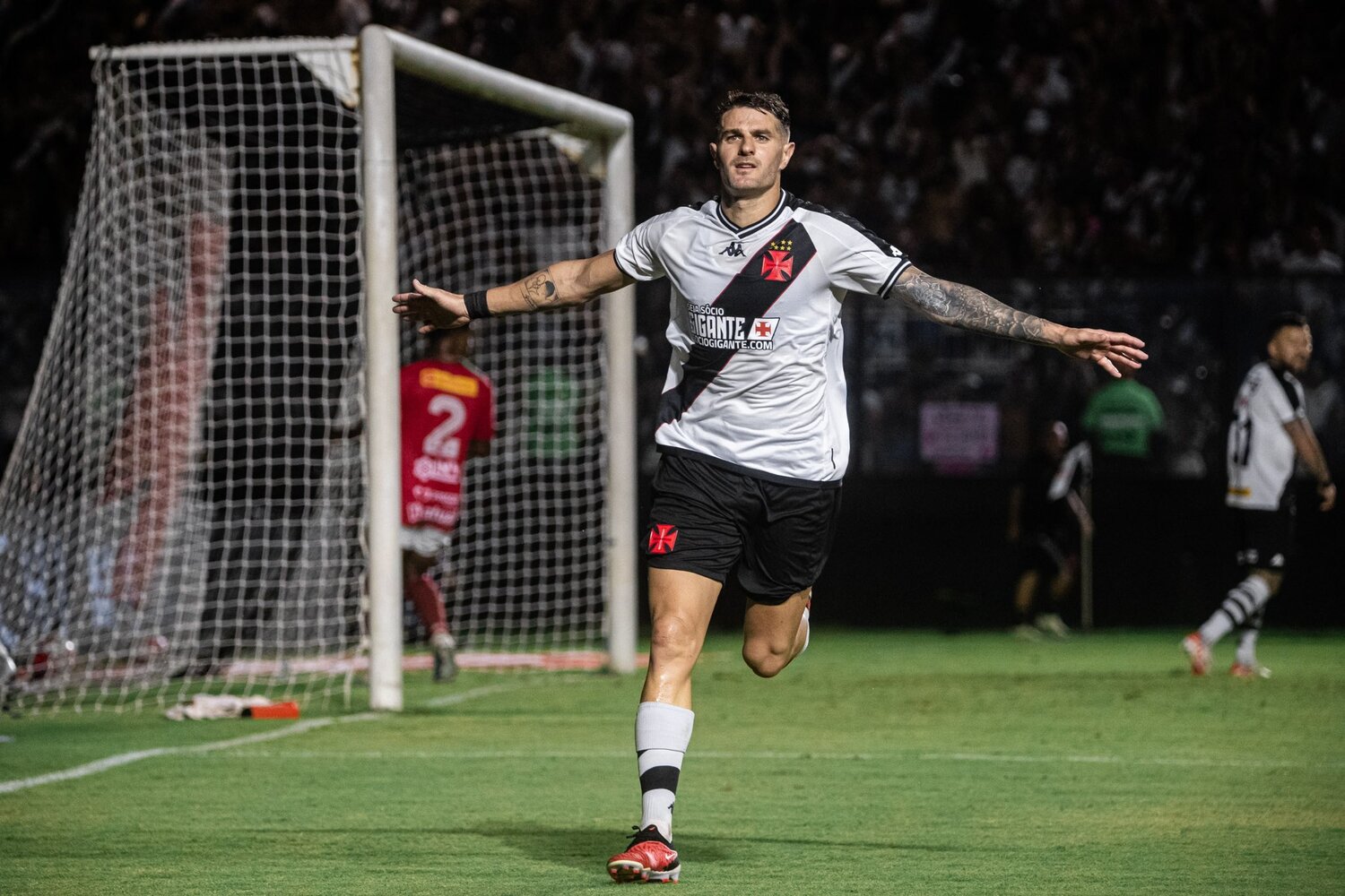 O goleador Vegetti anotou o terceiro gol da partida