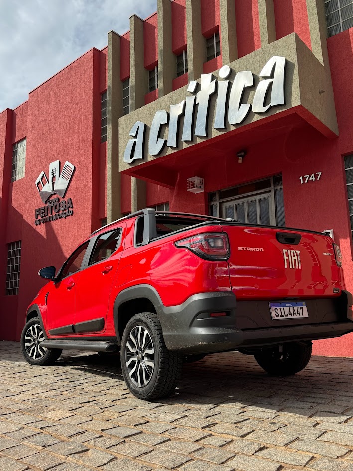 Liderança de mercado: Desde seu lançamento em 2020, a Strada tem sido líder no segmento de picapes compactas, com vendas anuais superiores a 100 mil unidades, destacando sua popularidade