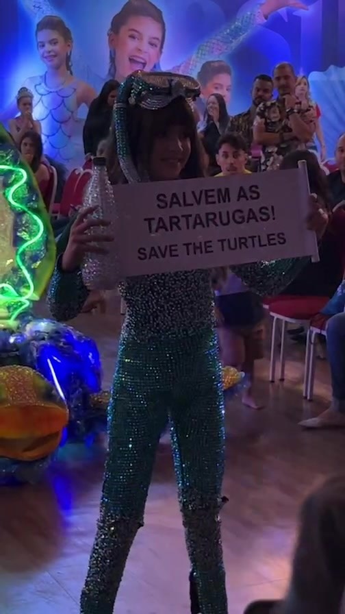 Fantasiada, ela representou uma tartaruga marinha