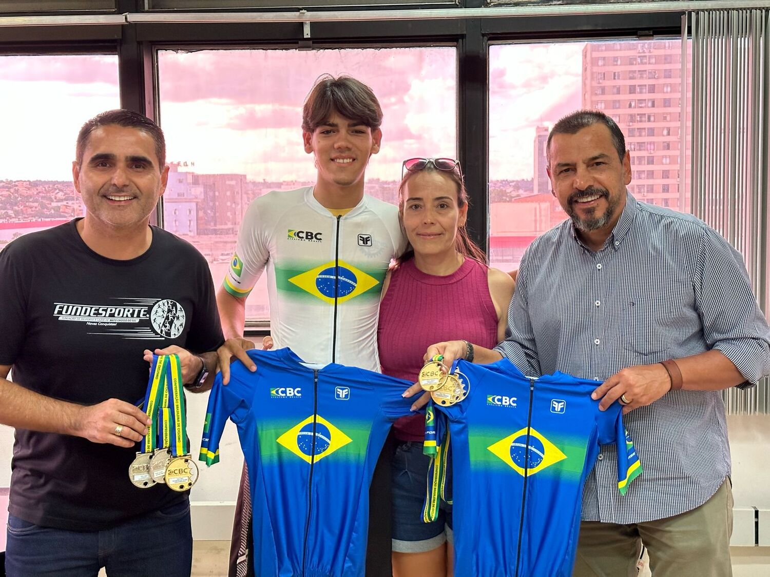 Pedro e sua mãe fizeram uma visita ao Diretor-presidente da Fundesporte e ao Secretário da Setesc (Foto: Thais Lima)