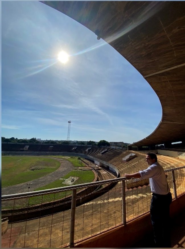 Deputado Pedrossian Neto confere obras no Morenão (Foto: Assessoria Parlamentar) 