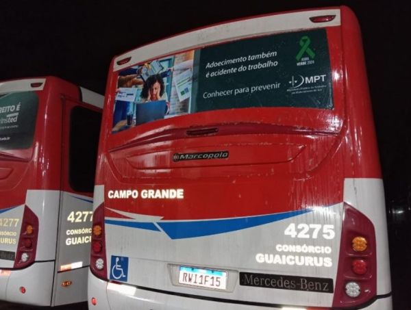 Mensagens adesivadas em ônibus da capital