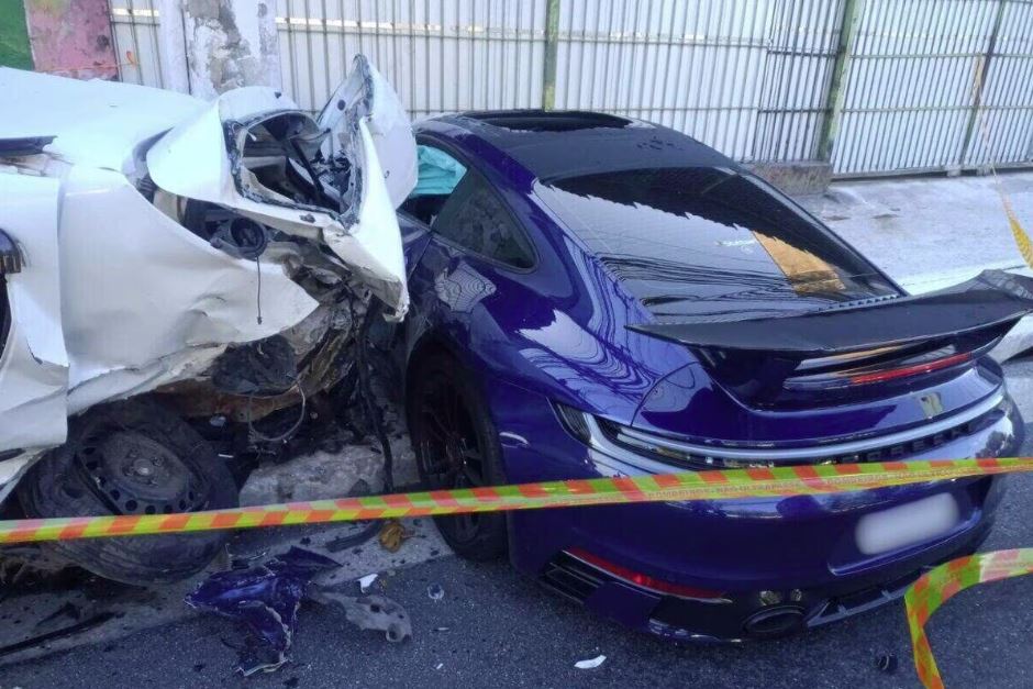 Acidente na Salim Farah Maluf em que um Porsche atingiu e destruiu um Sandero. O motorista do Porsche fugiu; o do Sandero, morreu