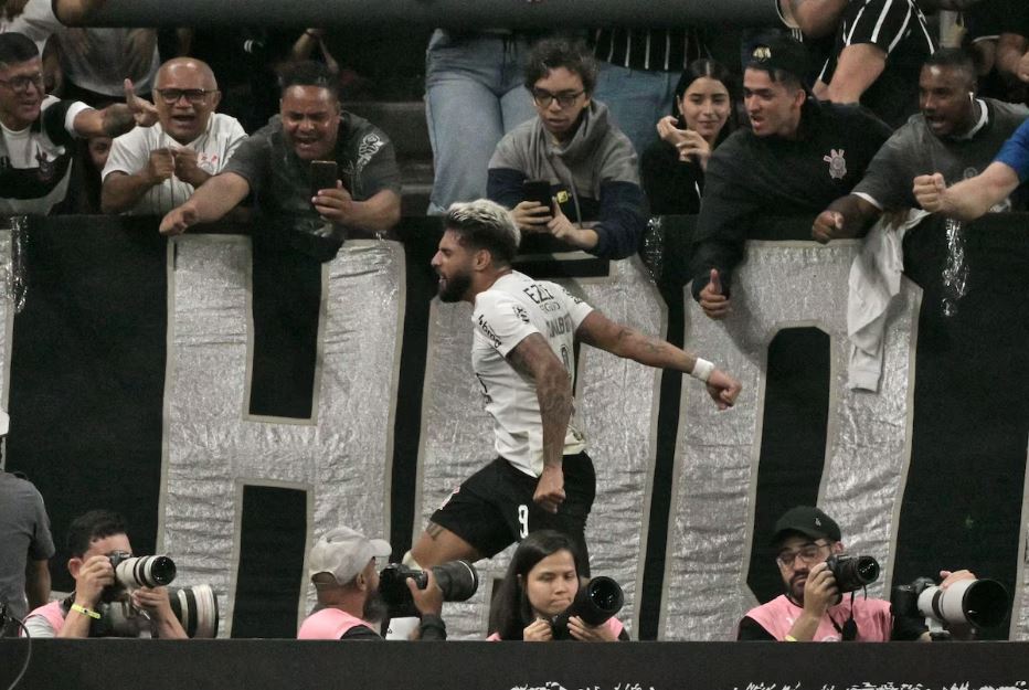 Yuri Alberto comemora segundo gol do Corinthians na Neo Química Arena