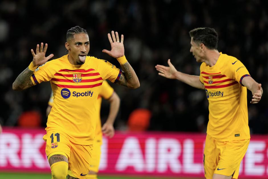 Raphinha ajudou o Barcelona a bater o PSG, em Paris, nesta quarta-feira
