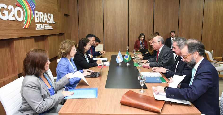 Os chanceleres Mauro Vieira (Brasil) e Diana Mondino (Argentina) fizeram uma reunião bilateral no Rio, durante reunião de ministros do G-20