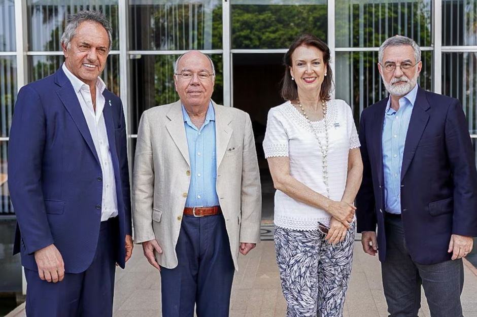 Acompanhados dos embaixadores à época, a chanceler da Argentina, Diana Mondino, viajou a Brasília para conversar com o ministro Mauro Vieira no ano passado e convidar Lula para a posse de Milei, mas o petista faltou