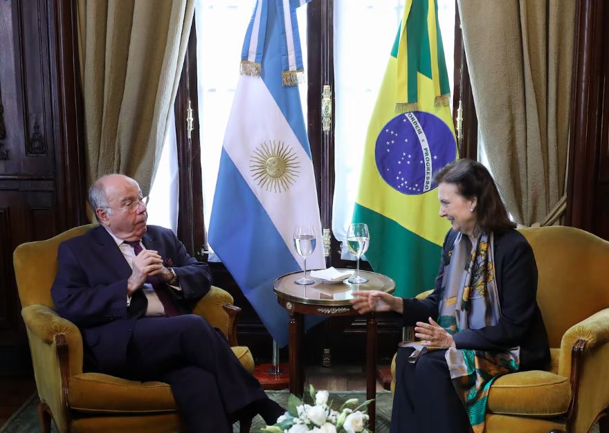 O ministro Mauro Vieira representou Lula na posse de Javier Milei e conversou com Diana Mondino em Buenos Aires