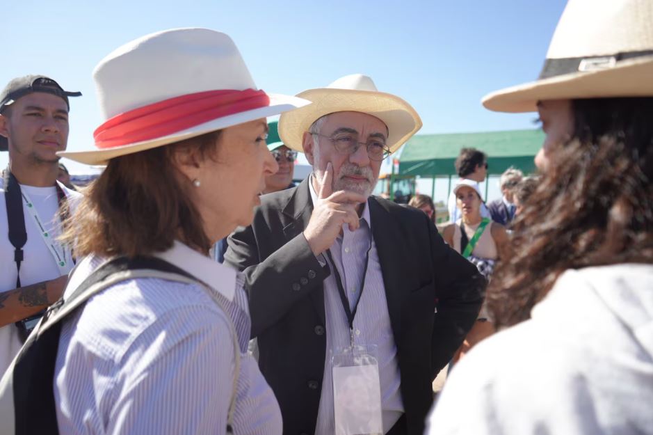O embaixador Julio Bitelli e a chanceler Diana Mondino durante uma feira do agronegócio, a Expoagro 2024, em San Nicolás, Buenos Aires