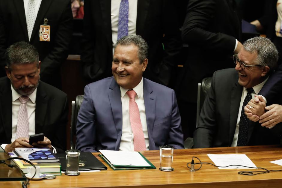 O presidente da Câmara, Arthur Lira (à esquerda), e o ministro das Relações Institucionais, Alexandre Padilha (à direita), ficaram próximos, mas não conversaram durante a abertura do ano legislativo, em fevereiro 