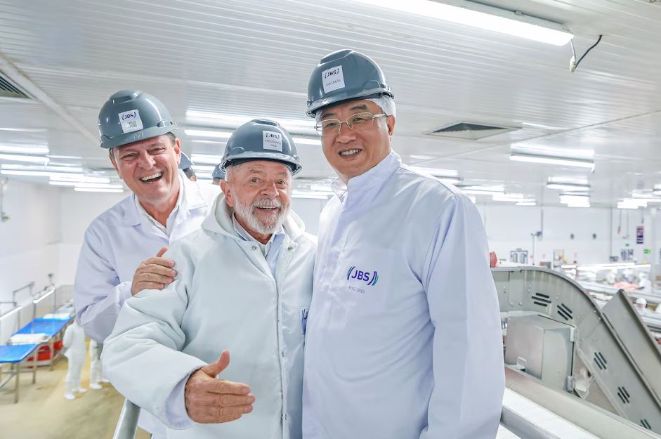 Lula durante visita à planta frigorífica em Campo Grande, Mato Grosso do Sul