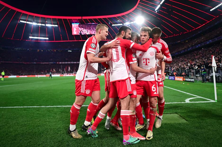 Jogadores celebram o gol de Kimmich diante do Arsenal pela Champions League