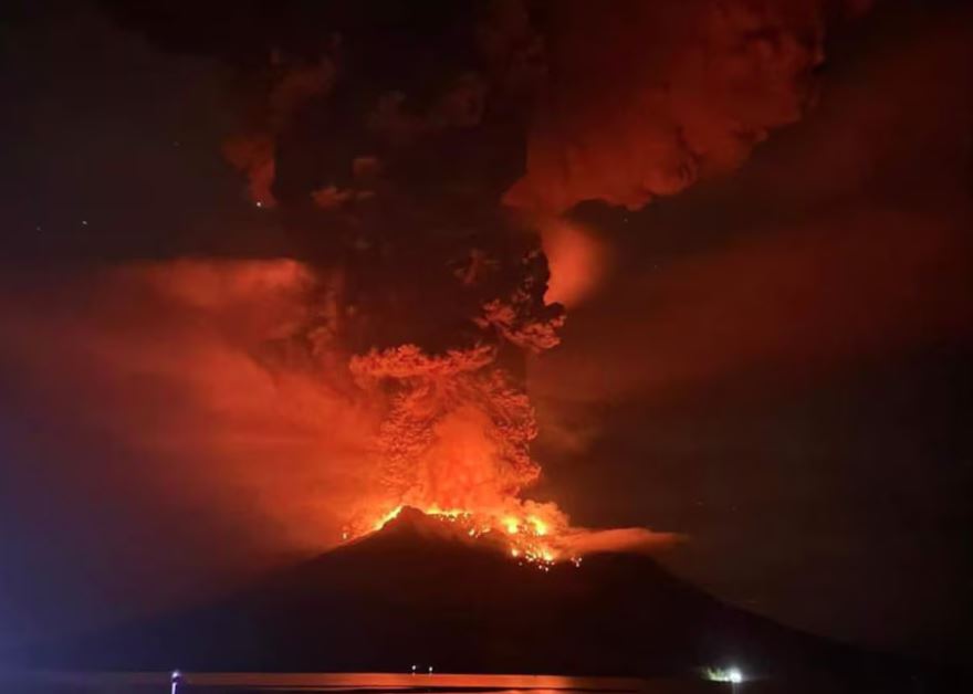 Localizado no norte da Indonésia, vulcão começou a expelir lava e cinzas na terça-feir e a atividade vulcânica obrigou as autoridades a elevar o nível de alerta ao máximo