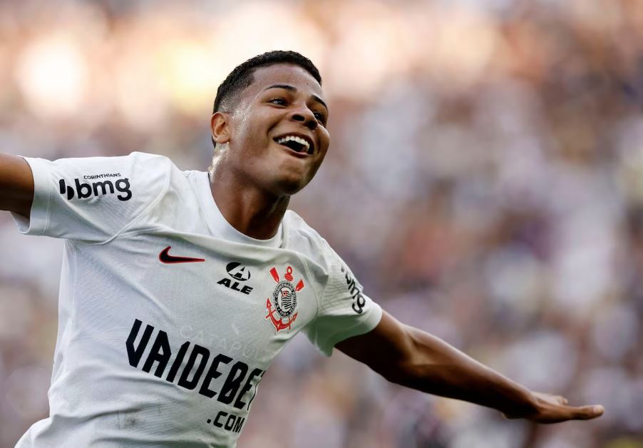 Wesley, de 19 anos, comemora gol pelo Corinthians sobre o Fluminense