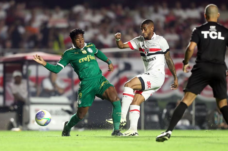Endrick e André Silva em disputa de bola no Choque-Rei no MorumBis