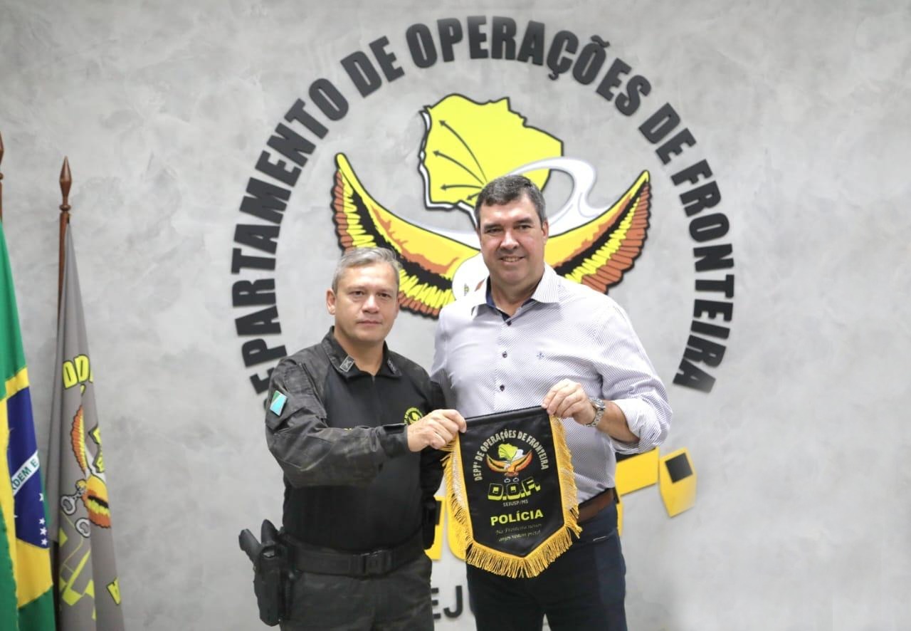 O diretor da Unidade apresentou as dependências da Base Coronel Adib Massad ao governador Riedel