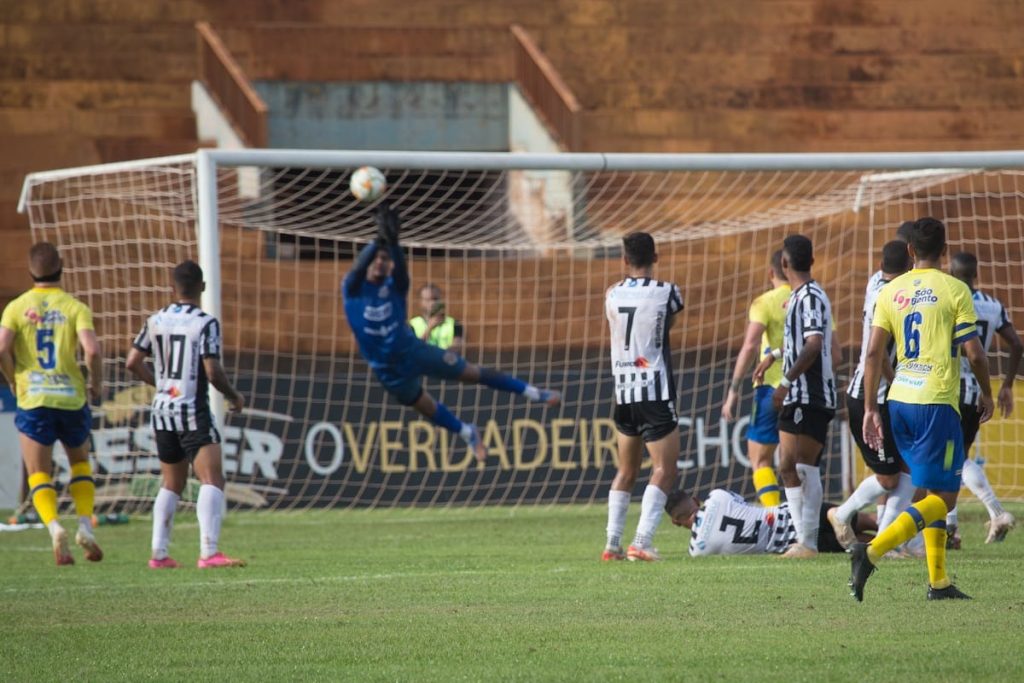 Goleiro Elisson foi o principal nome do Operário no jogo, evitando uma derrota pior 