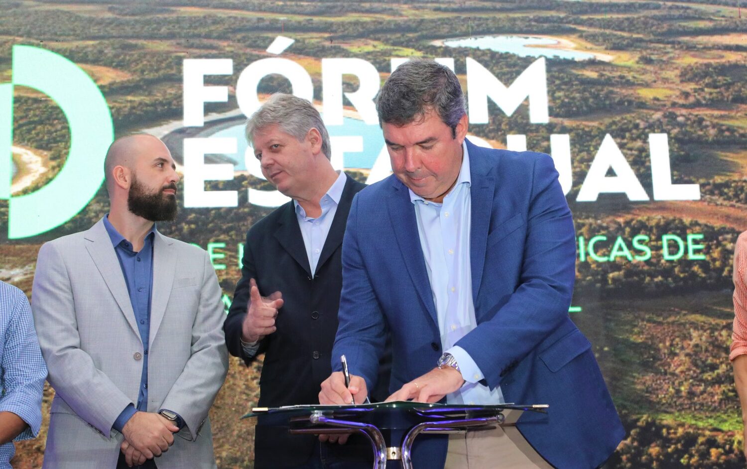 Foram assinadas a resolução para governança do FEMC, além do termo de cooperação entre Semadesc e Sebrae - 'RoadMap: Território Carbono Neutro'