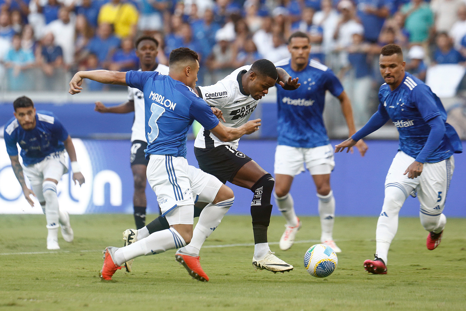Cruzeiro marca nos acréscimos e derrota Botafogo na primeira rodada do Brasileirão 2024