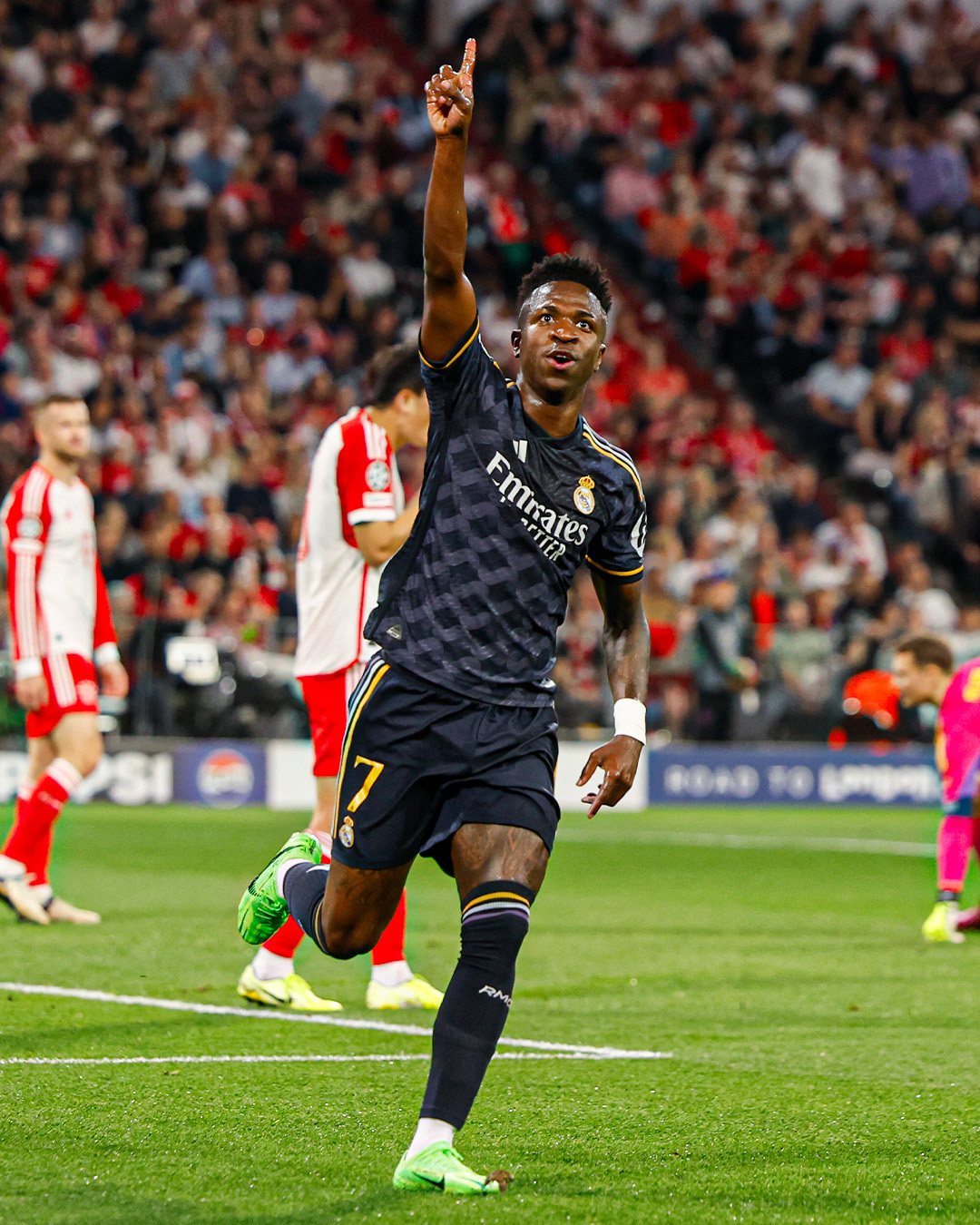 Vinícius Júnior marcou os dois gols do Real Madrid no empate com o Bayern de Munique