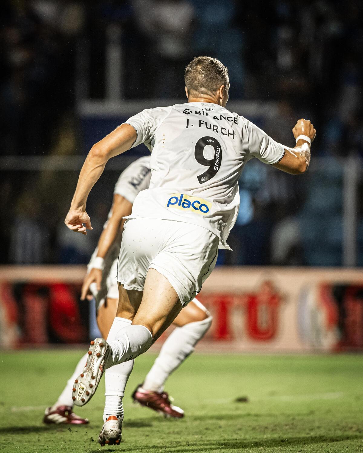 Furch comemora gol do Santos na Ressacada