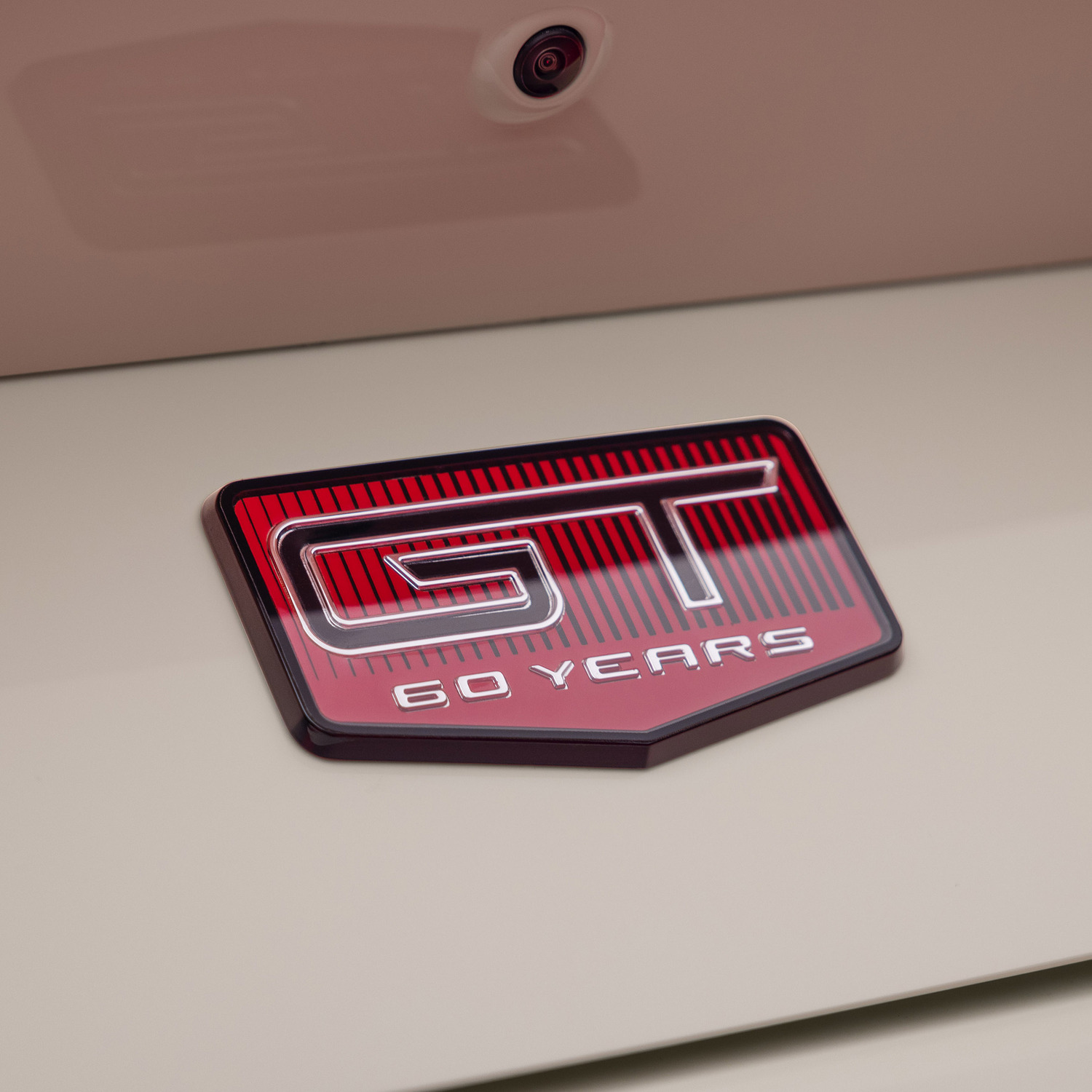 O modelo traz emblemas exclusivos de 60º aniversário