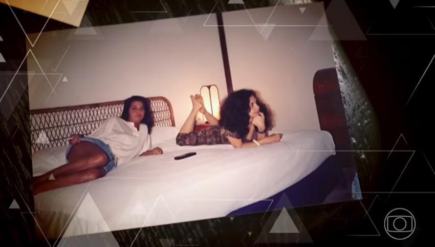 Foto antiga de Wilma Petrillo ao lado de Gal Costa exibida em chamada do 'Fantástico' em 30 de março de 2024, na Globo 