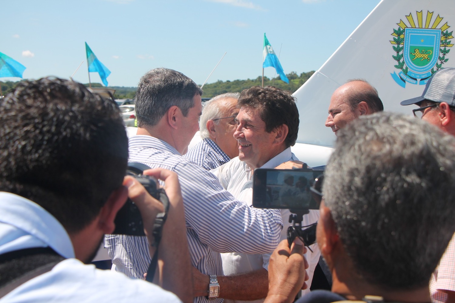 O governador Eduardo Riedel cumprimenta ao prefeito Toninho da Cofapi