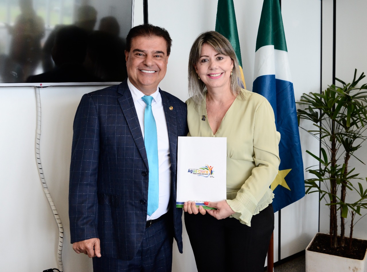 O senador Nelsinho Trad com a prefeita de Água Clara, Gerolina Alves