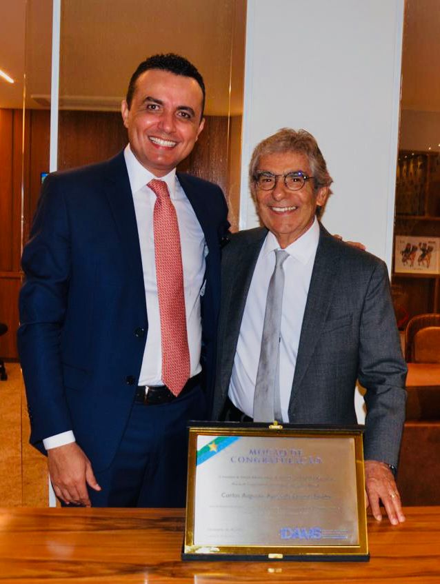Dr. João Paulo Lacerda entrega homenagem ao Ministro aposentado do STF Carlos Ayres Britto, reconhecendo sua trajetória no direito