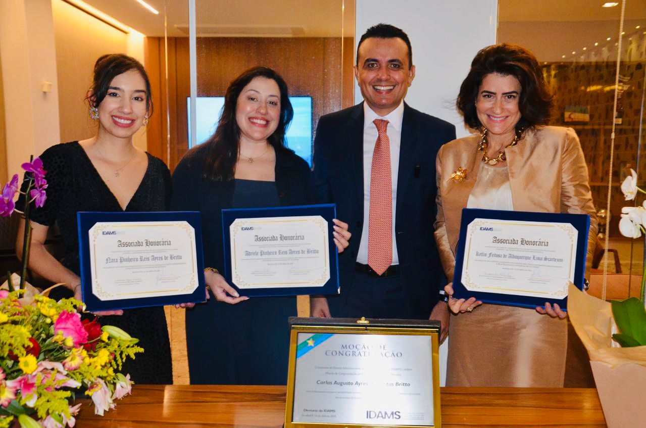 Dra. Nara Ayres Britto, Dra. Adriele Ayres Britto, Dr. João Paulo Lacerda e Dra. Ketlin Feitosa Scartezini posam após cerimônia de outorga pelo IDAMS.