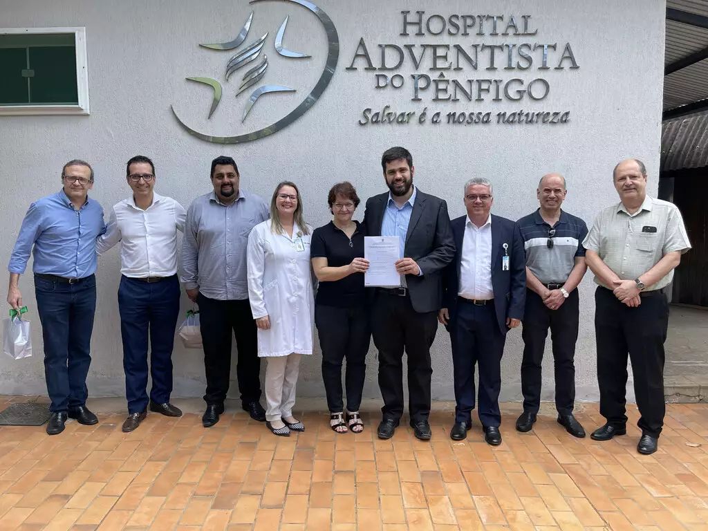 No centro, coordenadora da Central Estadual de Transplantes, Claire Miozzo, e médico Gustavo Rapassi, seguram documento que autoriza o transplante de fígado em MS (Foto: Divulgação/Assessoria)